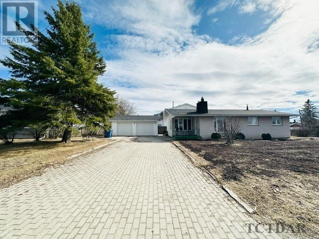 27 Hazel St, House detached with 4 bedrooms, 2 bathrooms and null parking in Kapuskasing ON | Image 1