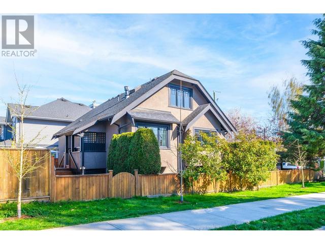 302 E 12th Street, House detached with 4 bedrooms, 4 bathrooms and 2 parking in North Vancouver BC | Image 2