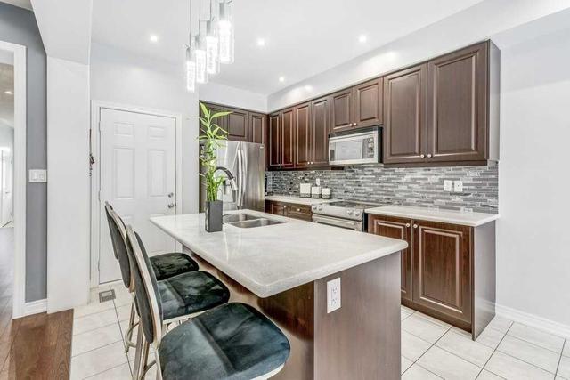 31 Aster Dr, House semidetached with 4 bedrooms, 4 bathrooms and 4 parking in Vaughan ON | Image 3