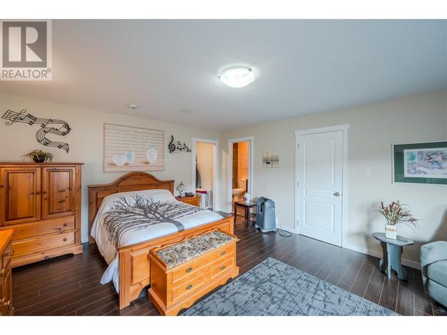 2126 Lawrence Avenue, House detached with 5 bedrooms, 4 bathrooms and 5 parking in Penticton BC | Image 22