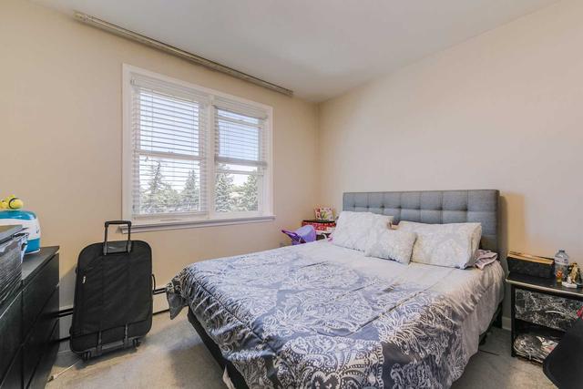 3 - 236 Overbrook Pl, House detached with 2 bedrooms, 1 bathrooms and 1 parking in Toronto ON | Image 4