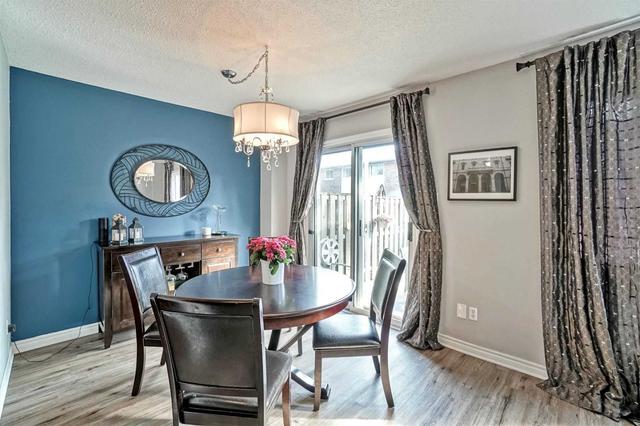 680 Regency Crt, Townhouse with 3 bedrooms, 2 bathrooms and 2 parking in Burlington ON | Image 2
