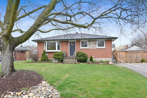 15 Robertson Dr, House detached with 2 bedrooms, 2 bathrooms and 4 parking in Guelph ON | Card Image