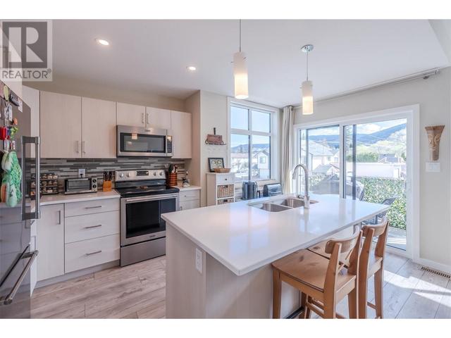 120 - 388 Eckhardt Avenue E, House attached with 3 bedrooms, 1 bathrooms and 4 parking in Penticton BC | Image 2