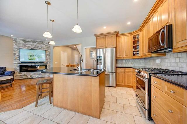 2503 Sunnyhurst Clse, House detached with 3 bedrooms, 4 bathrooms and 8 parking in Oakville ON | Image 3