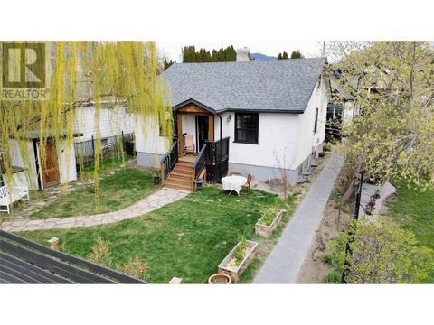 870 Leon Avenue, House detached with 4 bedrooms, 2 bathrooms and 3 parking in Kelowna BC | Card Image