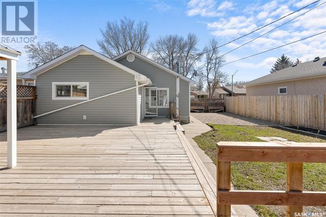 712 Main Street S, House detached with 2 bedrooms, 2 bathrooms and null parking in Moose Jaw SK | Image 32