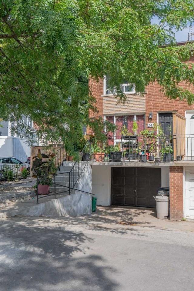 241 Pickering St, House semidetached with 6 bedrooms, 3 bathrooms and 6 parking in Toronto ON | Image 12