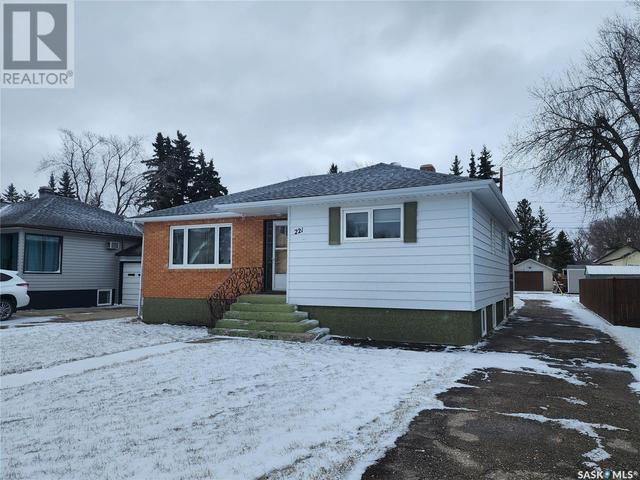 221 7th Avenue E, House detached with 4 bedrooms, 2 bathrooms and null parking in Melville SK | Image 2