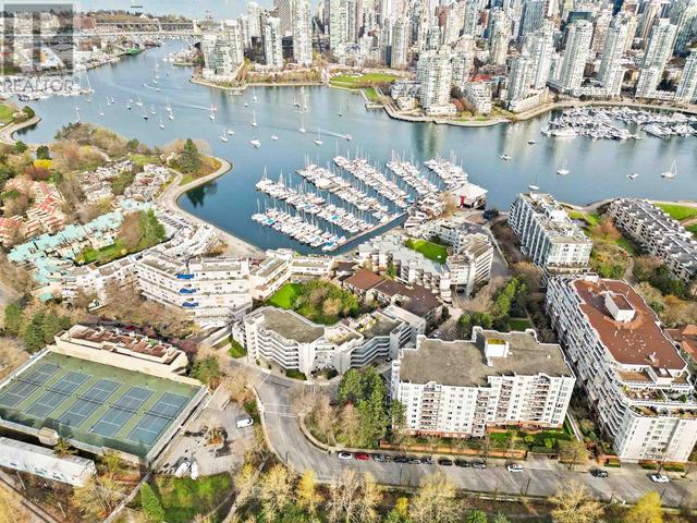 305 - 673 Market Hill, House attached with 2 bedrooms, 2 bathrooms and 1 parking in Vancouver BC | Image 2