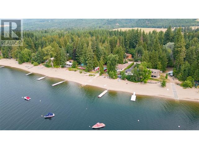 7133 Lucerne Beach Road, House detached with 3 bedrooms, 2 bathrooms and 2 parking in Columbia Shuswap F BC | Image 4