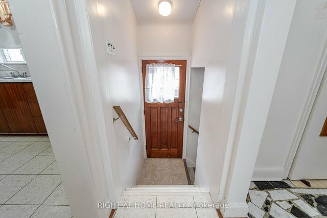 19 Hillary Ave, House detached with 2 bedrooms, 2 bathrooms and 2 parking in Toronto ON | Image 17