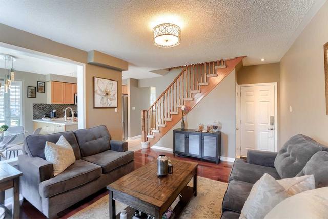 2220 Amberglen Crt, House attached with 3 bedrooms, 3 bathrooms and 2 parking in Oakville ON | Image 3