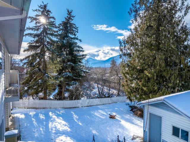 615 6 Avenue, House detached with 3 bedrooms, 3 bathrooms and null parking in Creston BC | Image 6