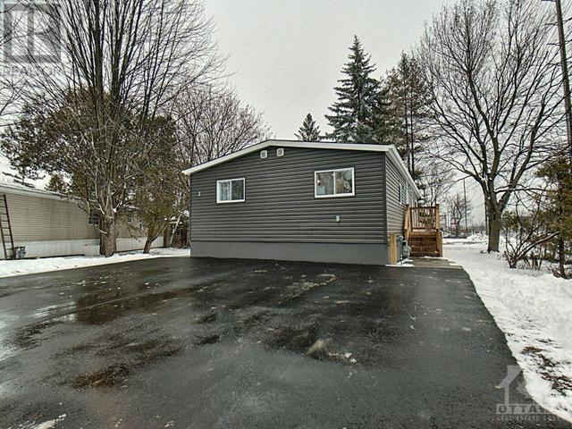 2 Rowan Road, House detached with 2 bedrooms, 1 bathrooms and 3 parking in Ottawa ON | Image 18