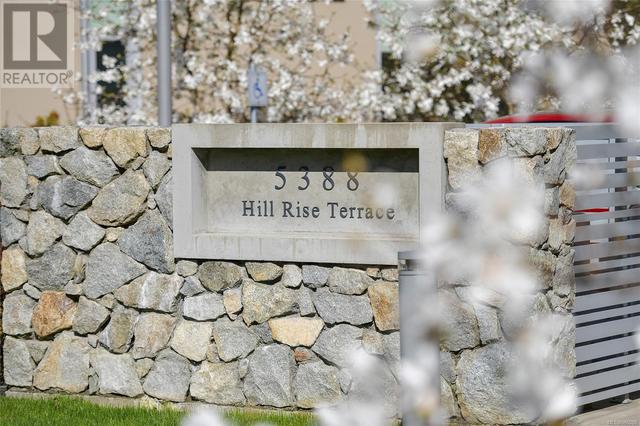 702 - 5388 Hill Rise Terr, Condo with 2 bedrooms, 2 bathrooms and 2 parking in Saanich BC | Image 2