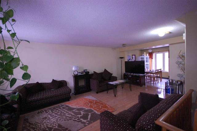 18 Axelrod Ave, House attached with 3 bedrooms, 2 bathrooms and 1 parking in Brampton ON | Image 13