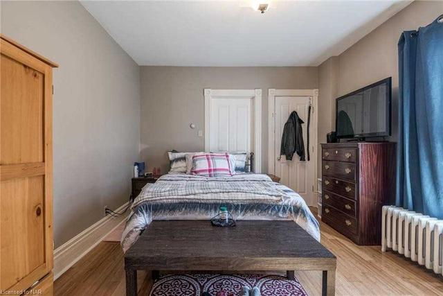 11 Carlton St, House detached with 3 bedrooms, 2 bathrooms and 50 parking in St. Catharines ON | Image 2