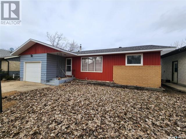 733 Mann Avenue, House detached with 3 bedrooms, 2 bathrooms and null parking in Radville SK | Image 1