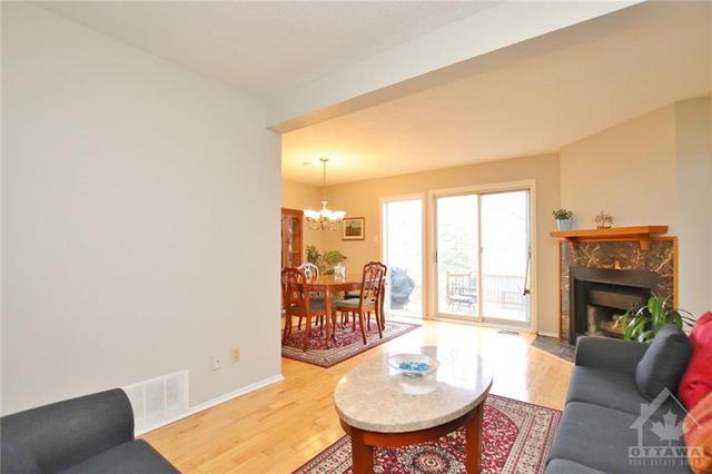 15 Saxton Crescent, Townhouse with 3 bedrooms, 2 bathrooms and 2 parking in Ottawa ON | Image 9