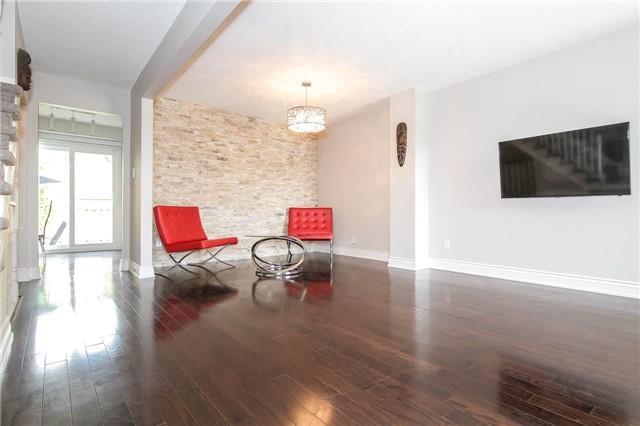 86 Oakmount Cres, House detached with 3 bedrooms, 3 bathrooms and 3 parking in Vaughan ON | Image 2