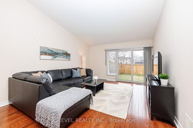 30 Woodburn Ave, House attached with 2 bedrooms, 1 bathrooms and 3 parking in St. Catharines ON | Image 3