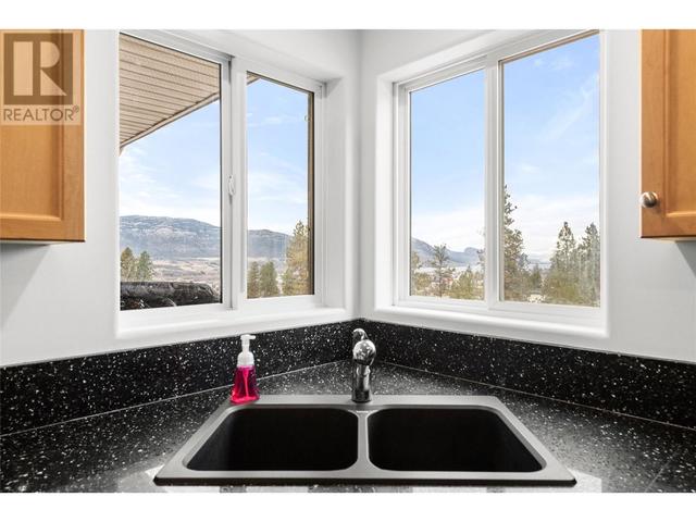 2850 Evergreen Drive, House detached with 3 bedrooms, 3 bathrooms and 2 parking in Penticton BC | Image 12
