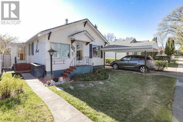 828 12 St N, House detached with 2 bedrooms, 1 bathrooms and 2 parking in Lethbridge AB | Card Image