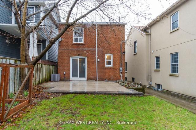 146 Fallingbrook Rd W, House detached with 2 bedrooms, 1 bathrooms and 2 parking in Toronto ON | Image 3