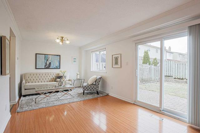86 Valley Stream Dr, House attached with 3 bedrooms, 2 bathrooms and 3 parking in Toronto ON | Image 3