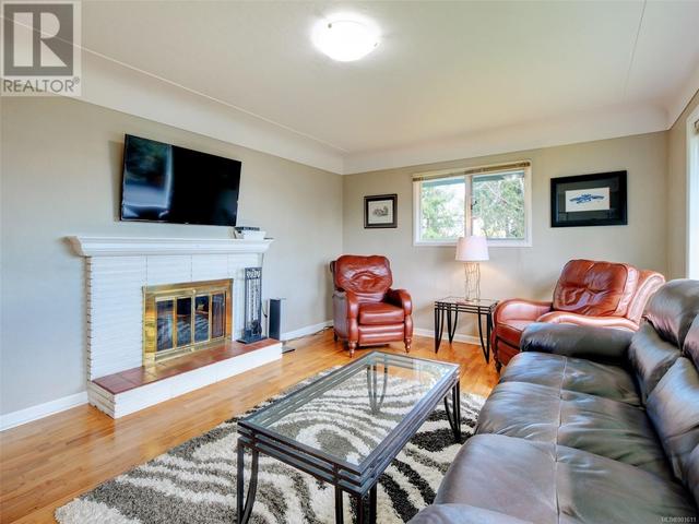 3926 Grange Rd, House detached with 4 bedrooms, 3 bathrooms and 4 parking in Saanich BC | Image 7