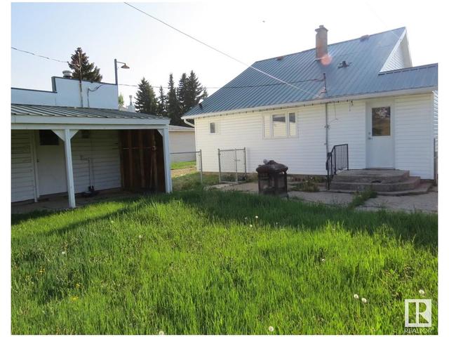 4930 48 St, House detached with 2 bedrooms, 1 bathrooms and 4 parking in Sedgewick AB | Image 2