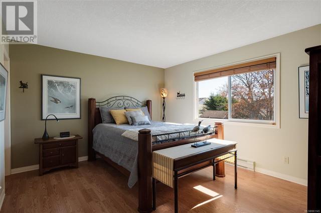 1292 Layritz Pl, House detached with 4 bedrooms, 4 bathrooms and 2 parking in Saanich BC | Image 17