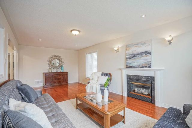 102 Root Cres, House detached with 3 bedrooms, 2 bathrooms and 6 parking in Ajax ON | Image 5