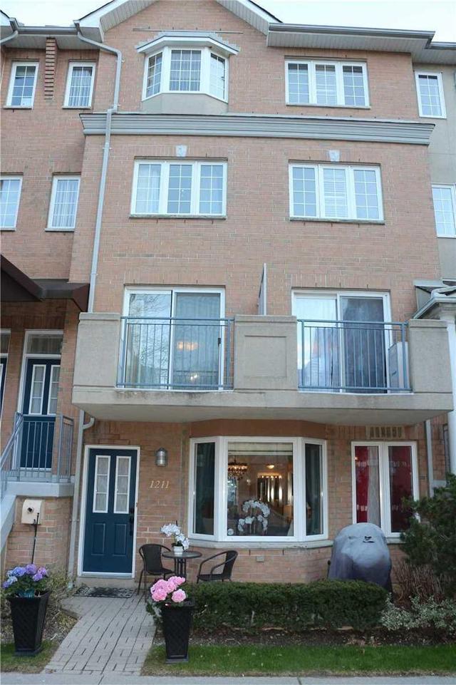 1211 - 28 Sommerset Way, Townhouse with 1 bedrooms, 2 bathrooms and 2 parking in Toronto ON | Image 1