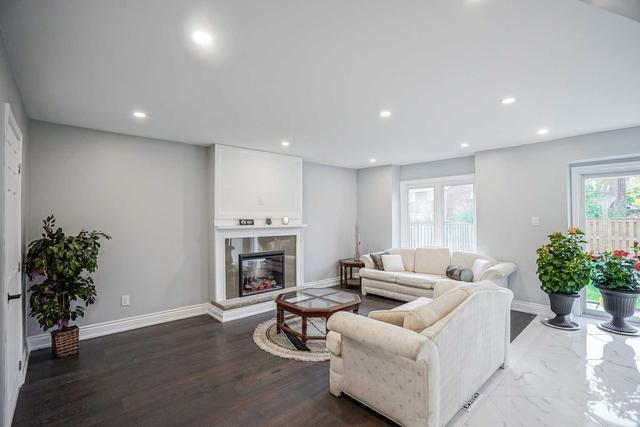 1027 Willowbank Tr, House detached with 4 bedrooms, 4 bathrooms and 6 parking in Mississauga ON | Image 6