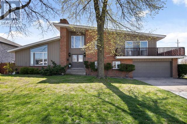 2405 Roxborough, House detached with 6 bedrooms, 3 bathrooms and null parking in Windsor ON | Image 1