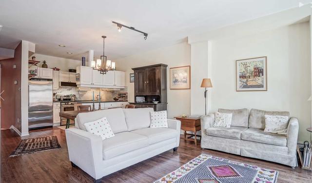upper - 311 Markham St, House detached with 2 bedrooms, 2 bathrooms and 0 parking in Toronto ON | Image 8