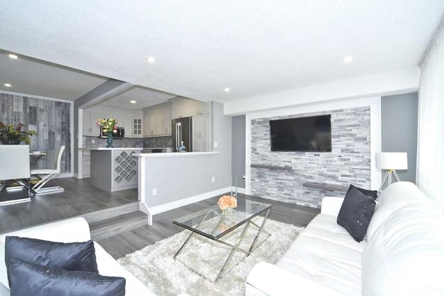 2005 - 260 Scarlett Rd, Condo with 2 bedrooms, 2 bathrooms and 1 parking in Toronto ON | Image 18