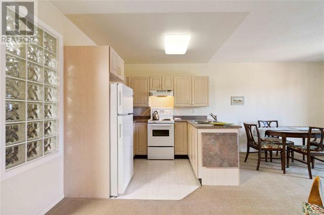 301 - 1485 Garnet Rd, Condo with 1 bedrooms, 1 bathrooms and null parking in Saanich BC | Image 5