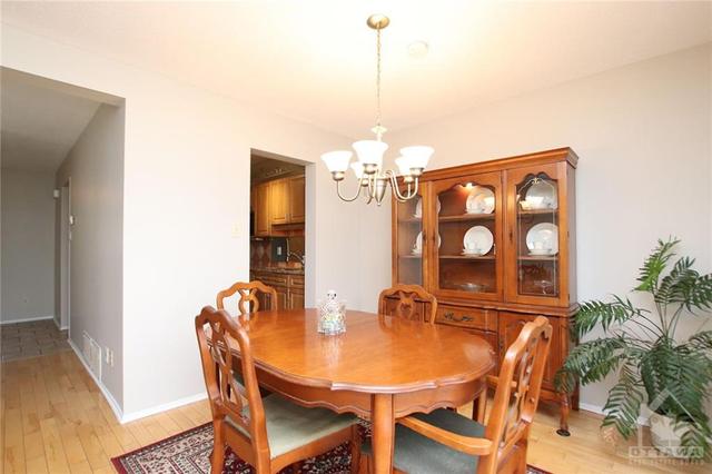 15 Saxton Crescent, Townhouse with 3 bedrooms, 2 bathrooms and 2 parking in Ottawa ON | Image 12