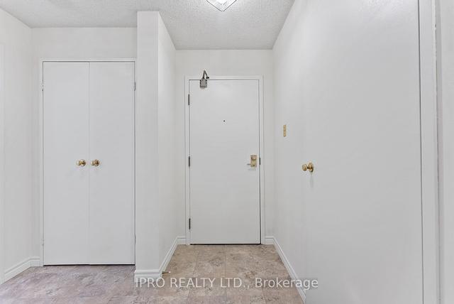 2305 - 3700 Kaneff Cres, Condo with 1 bedrooms, 1 bathrooms and 2 parking in Mississauga ON | Image 2