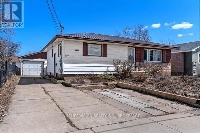 219 Cole Ave, House detached with 3 bedrooms, 2 bathrooms and 5 parking in Moncton NB | Image 1