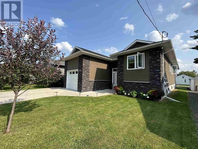 641 Second St E, House detached with 5 bedrooms, 3 bathrooms and null parking in Fort Frances ON | Image 3