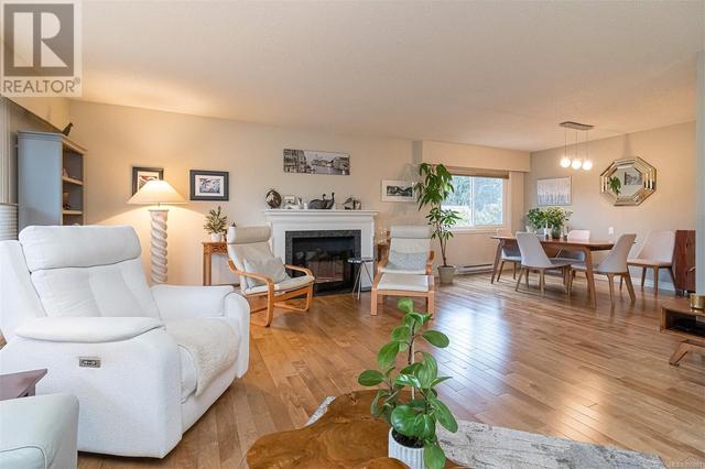 202 - 2340 Oak Bay Ave, Condo with 3 bedrooms, 2 bathrooms and 1 parking in Oak Bay BC | Image 3