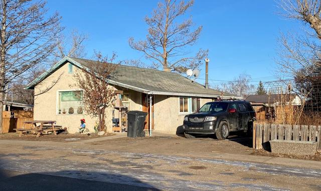 313 2 Street, House detached with 2 bedrooms, 1 bathrooms and 1 parking in Lethbridge County AB | Image 2