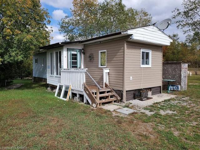 4280 Henderson Road Road, House detached with 2 bedrooms, 1 bathrooms and 4 parking in Central Frontenac ON | Image 3
