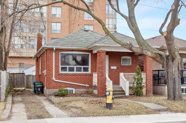 19 Gilpin Ave, House detached with 2 bedrooms, 1 bathrooms and 2 parking in Toronto ON | Image 12