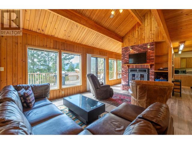 5271 Meadow Creek Crescent, House detached with 3 bedrooms, 2 bathrooms and 4 parking in Columbia Shuswap F BC | Image 3