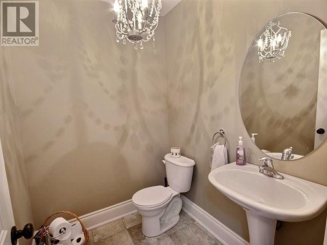 6061 Wiens Blvd, House detached with 4 bedrooms, 4 bathrooms and 4 parking in Niagara Falls ON | Image 2